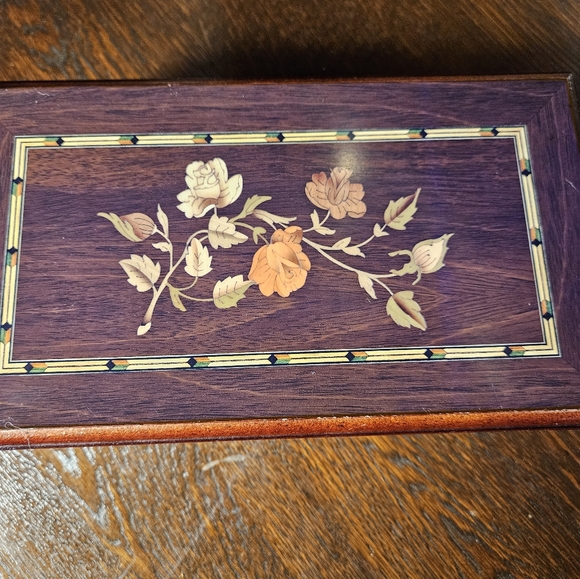 Floral Inlay Wooden Jewlery Box. - Picture 7 of 11